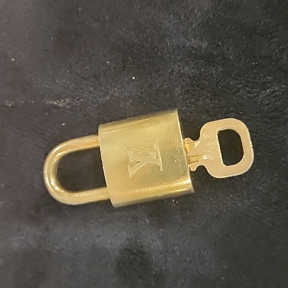 #302 louis vuitton lock/key